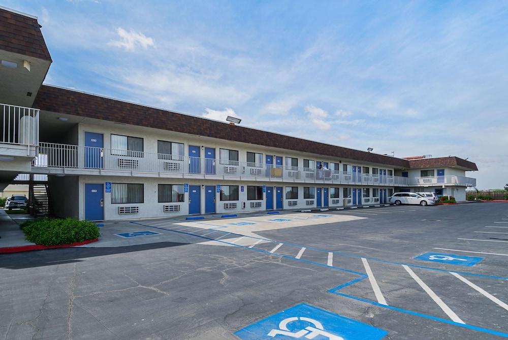 Motel 6 Lost Hills