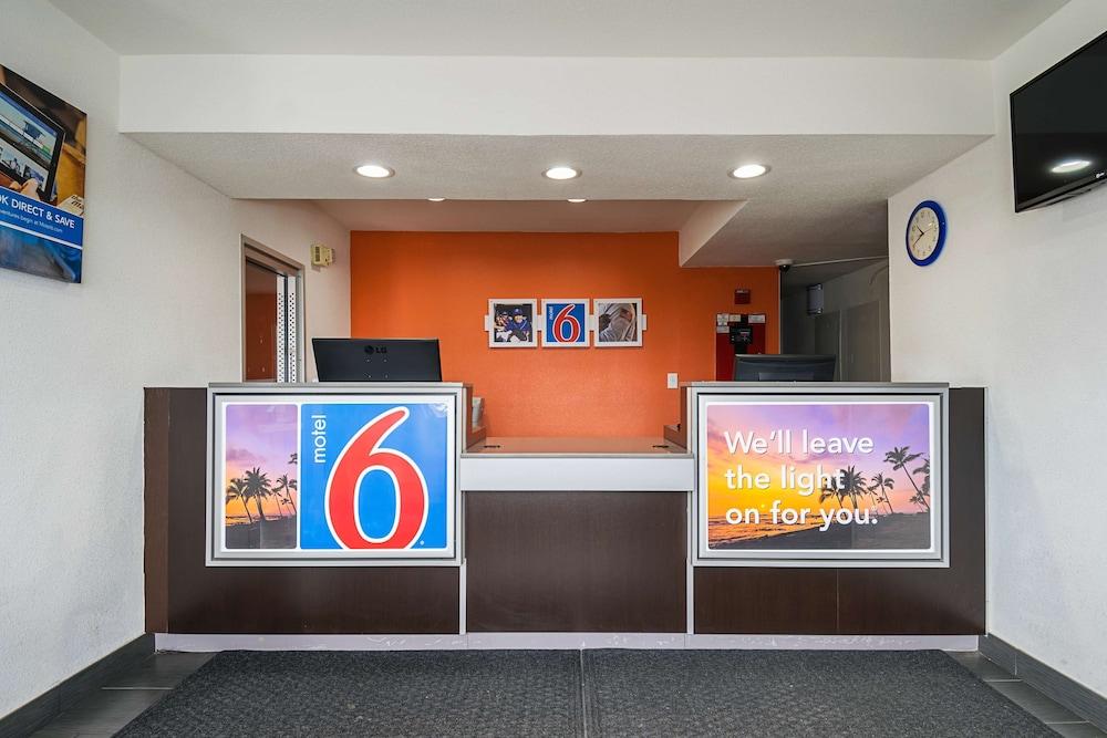 Motel 6 Lost Hills