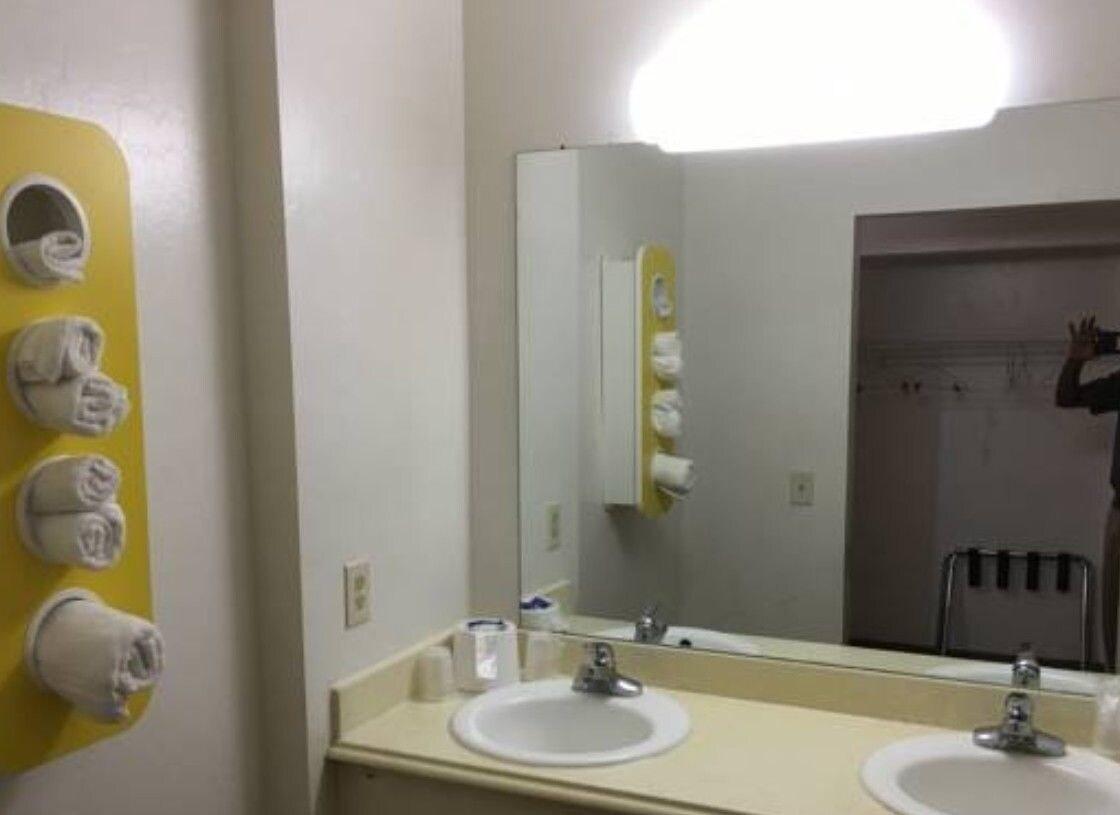 Motel 6 Globe