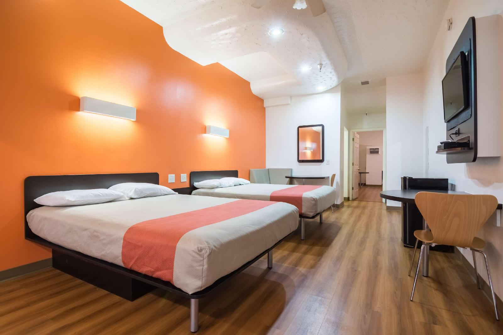 Motel 6 Globe