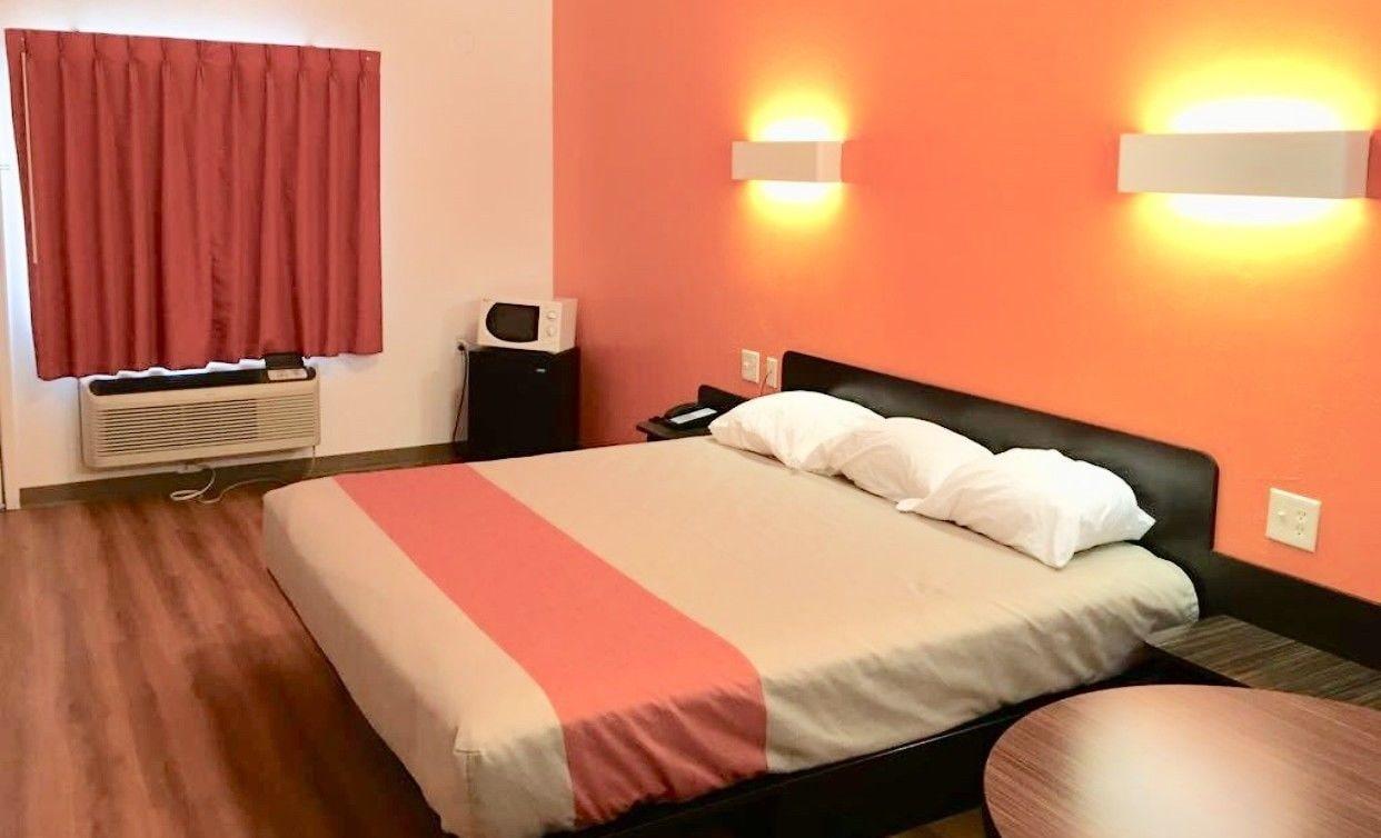 Motel 6 Globe