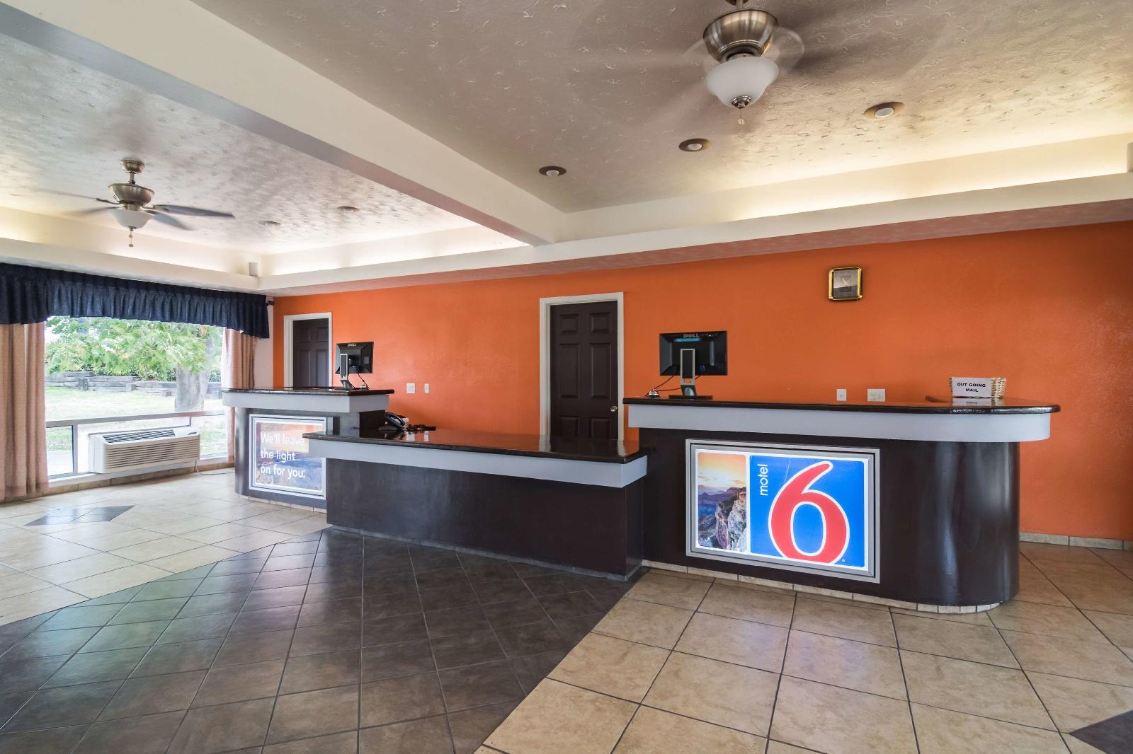 Motel 6 Globe