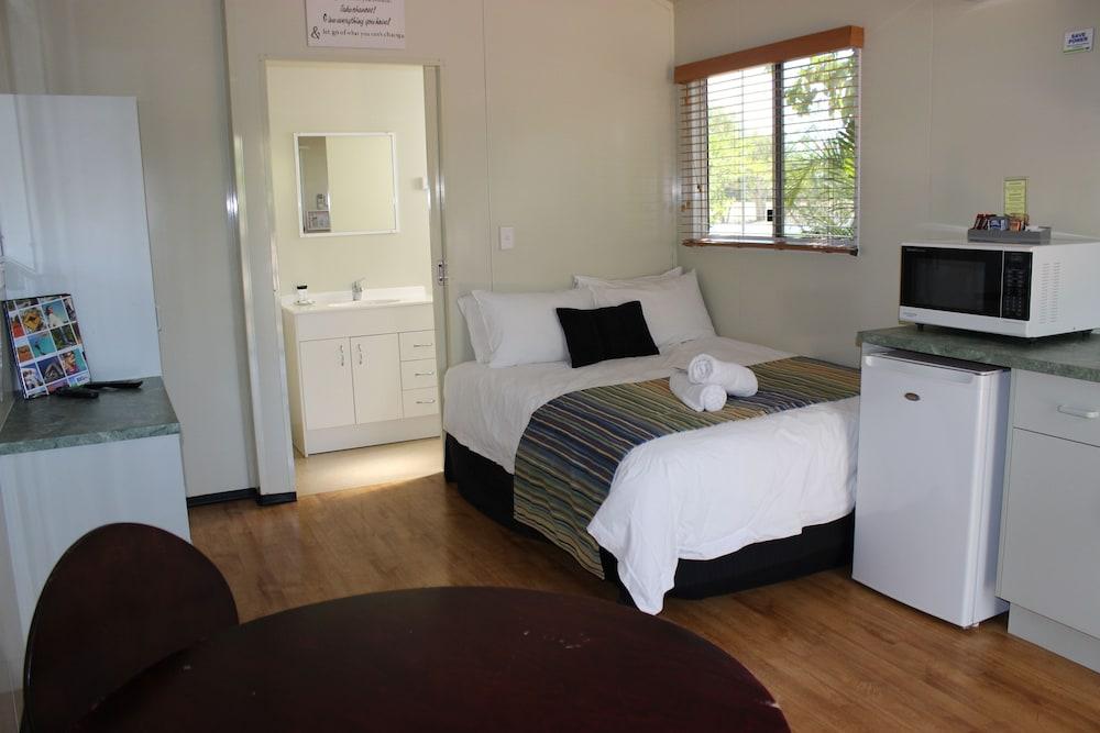 Aussie Outback Oasis Cabin & Van Village