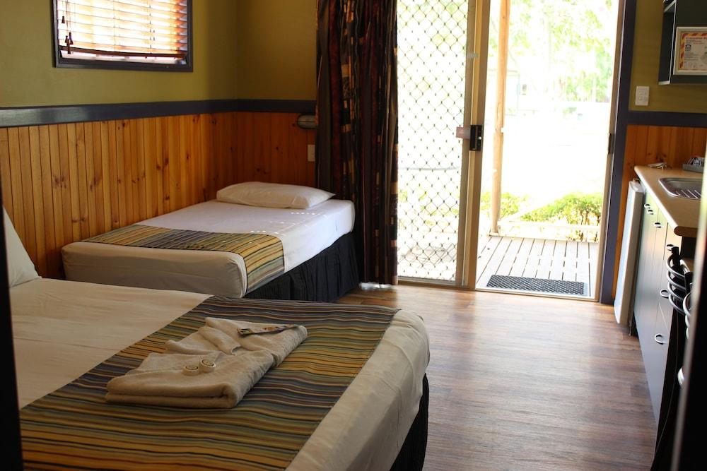 Aussie Outback Oasis Cabin & Van Village