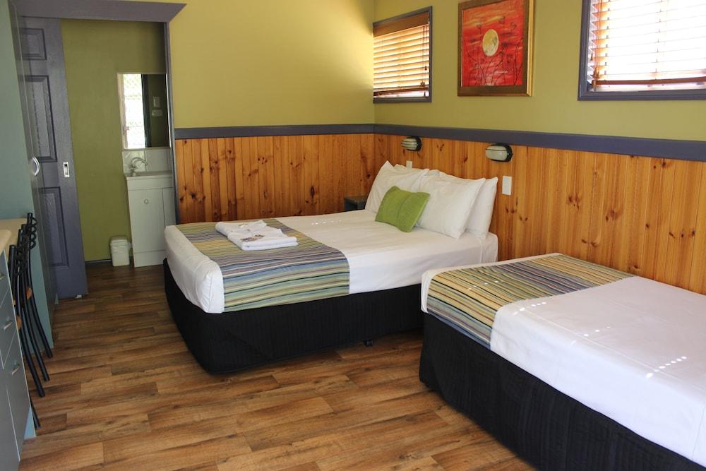 Aussie Outback Oasis Cabin & Van Village