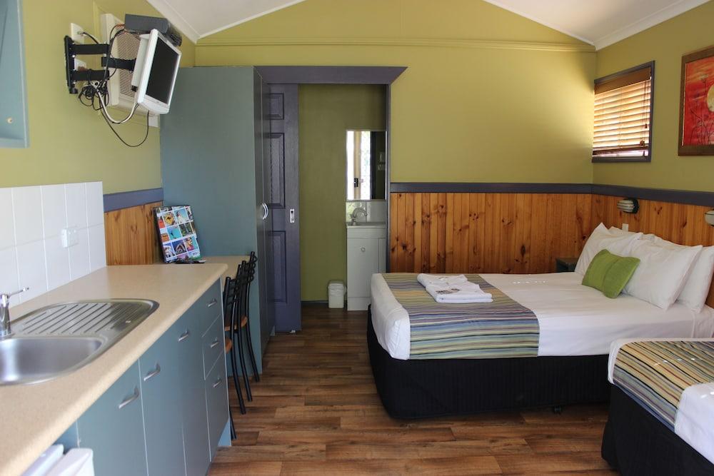 Aussie Outback Oasis Cabin & Van Village