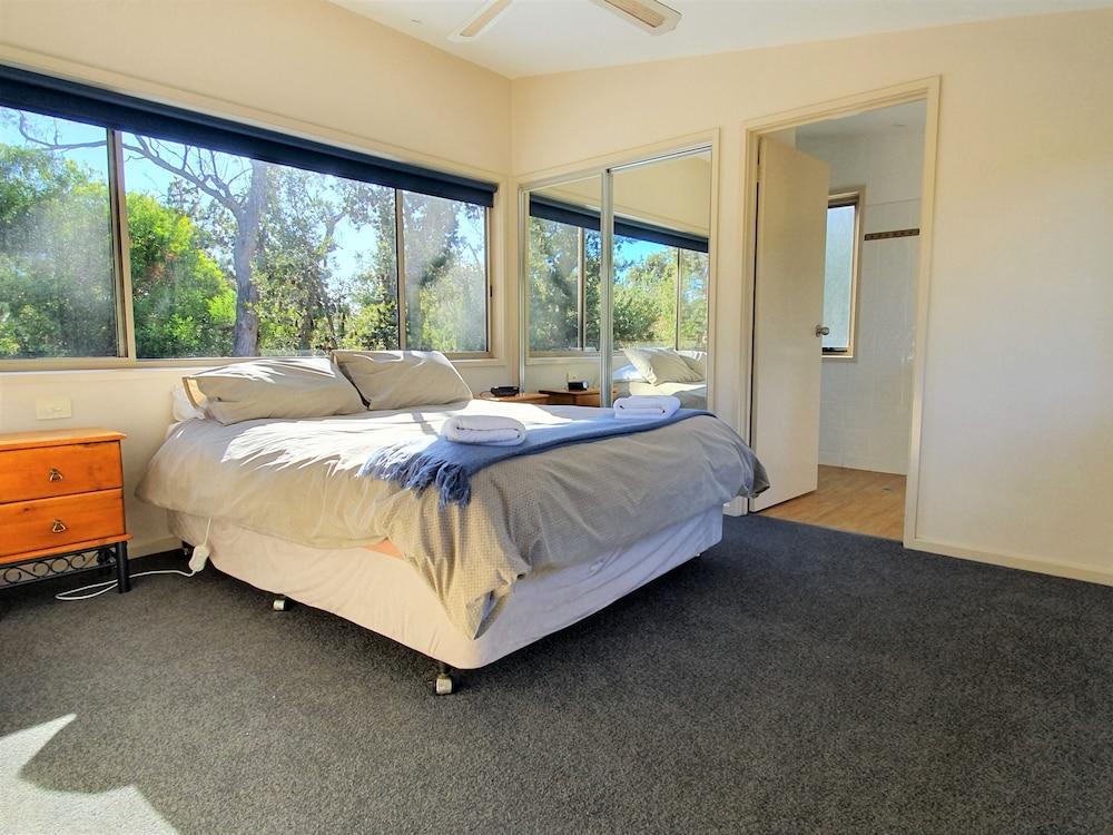 Waterfront Retreat at Wattle Point