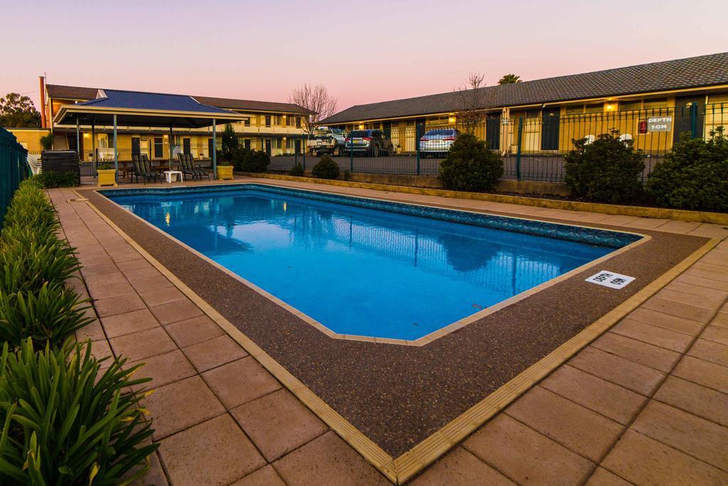 Country Gardens Motel