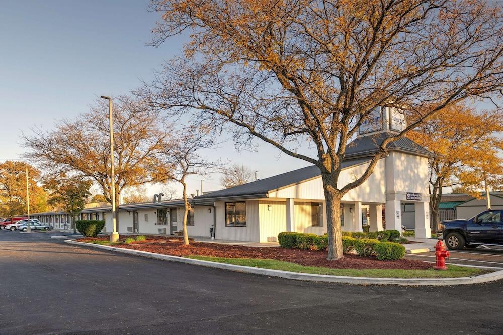 Suburban Studios Mentor - Cleveland Northeast