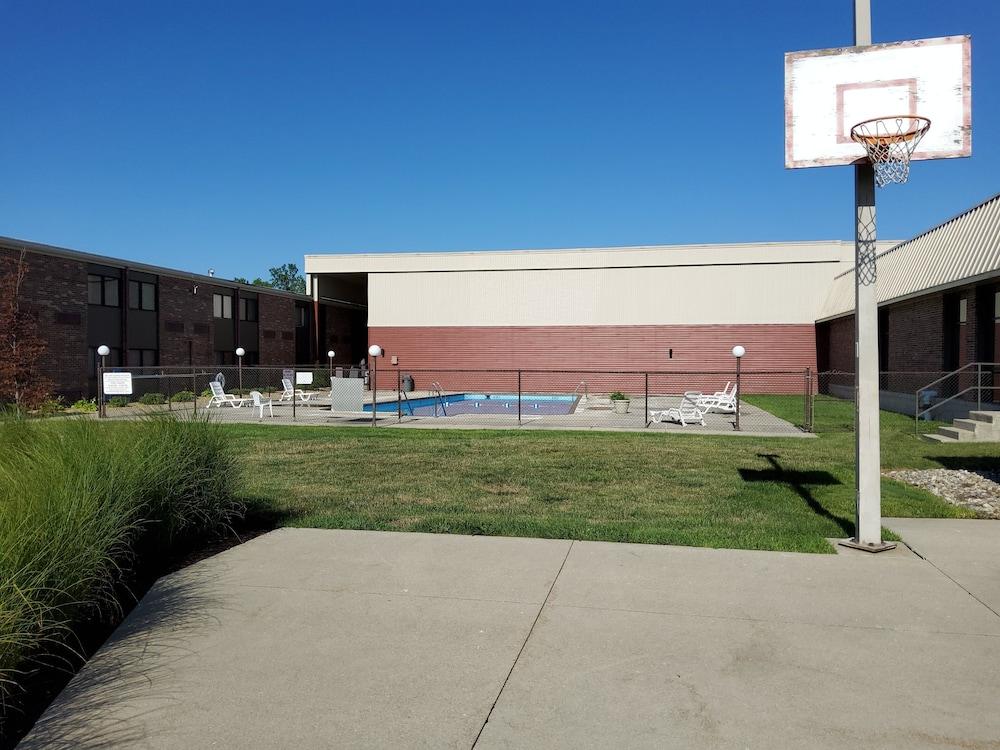 Klopsenstein Inn & Suites
