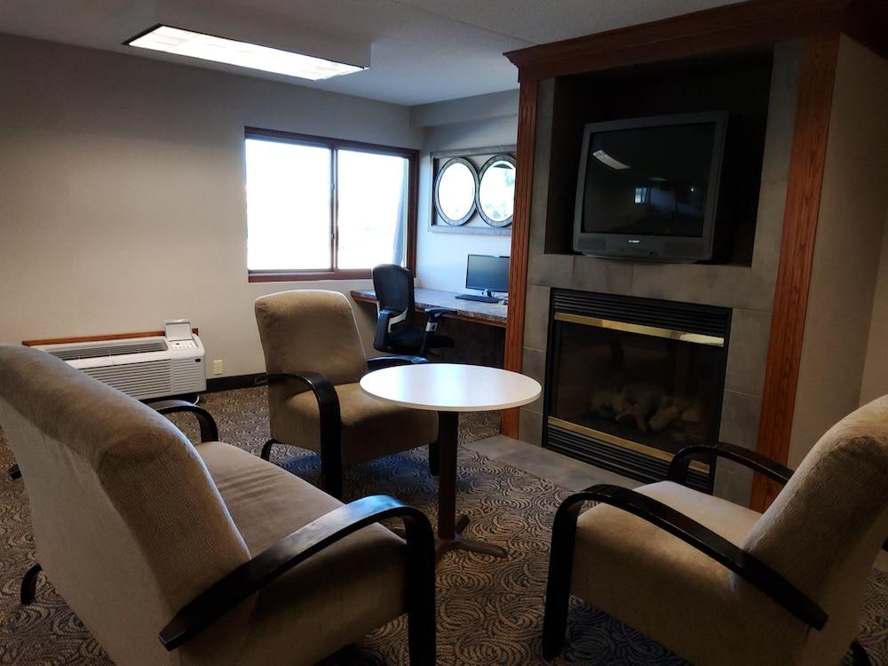 Klopsenstein Inn & Suites