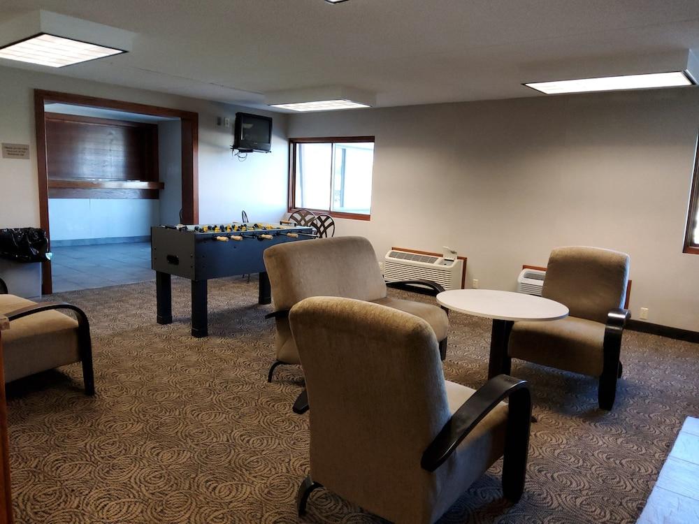 Klopsenstein Inn & Suites