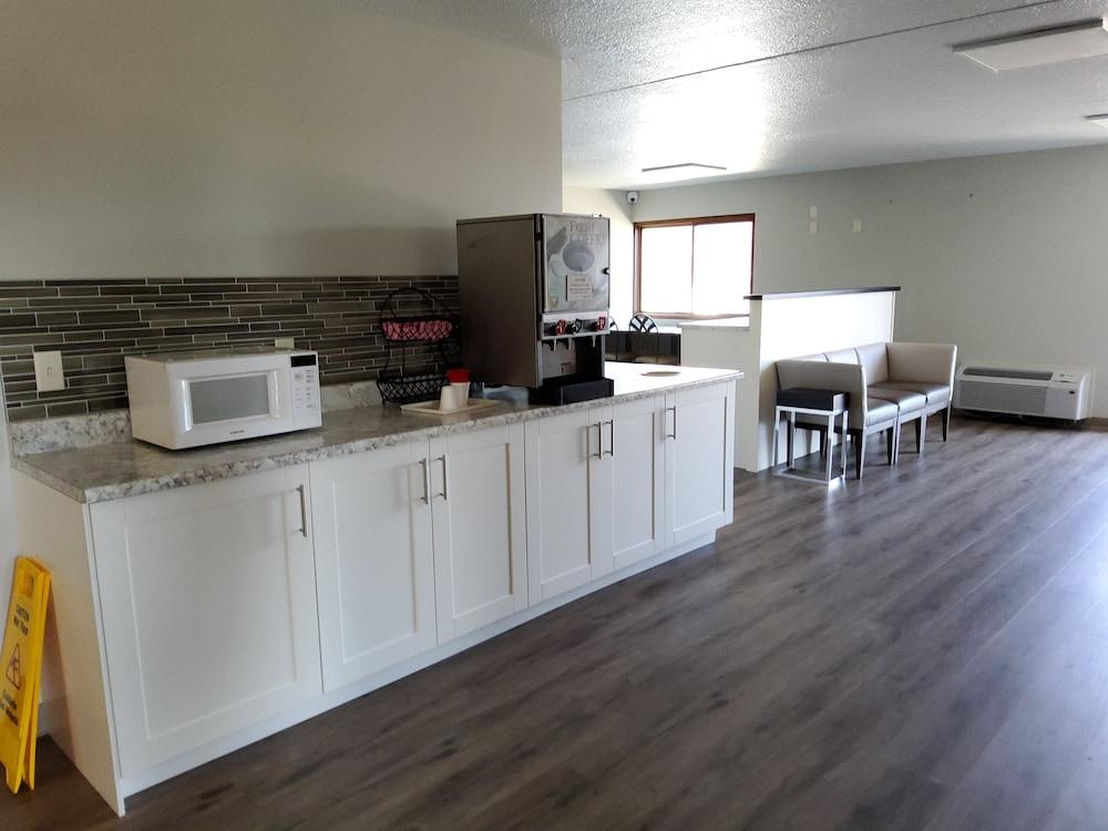 Klopsenstein Inn & Suites