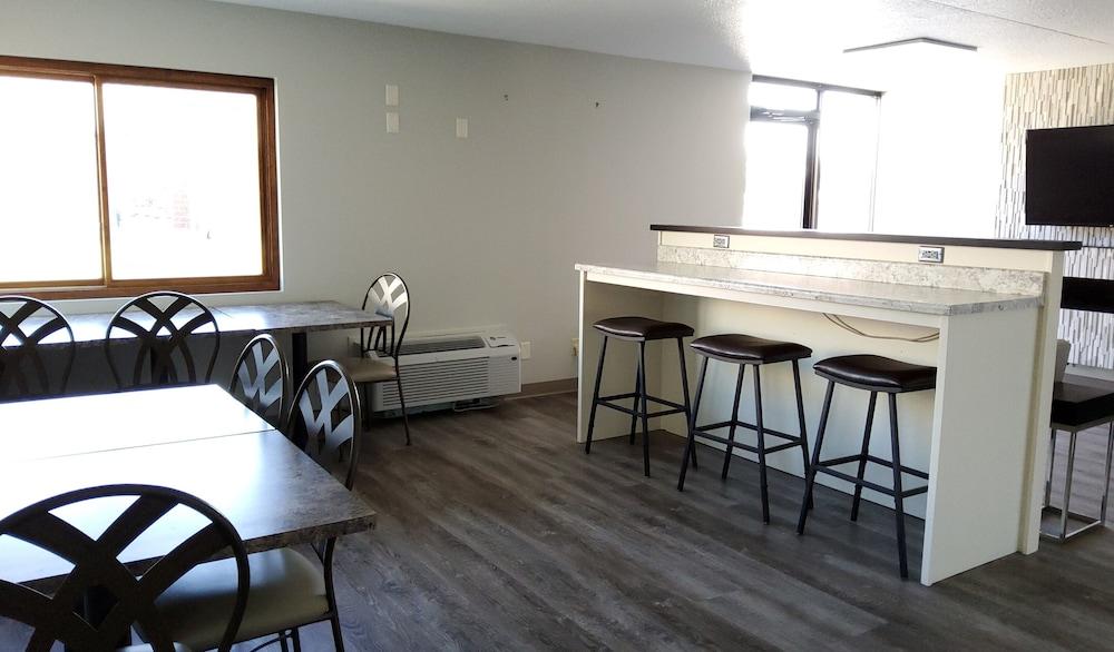 Klopsenstein Inn & Suites