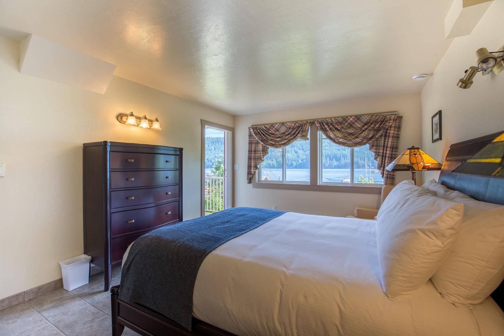 Bathgate Resort & Marina