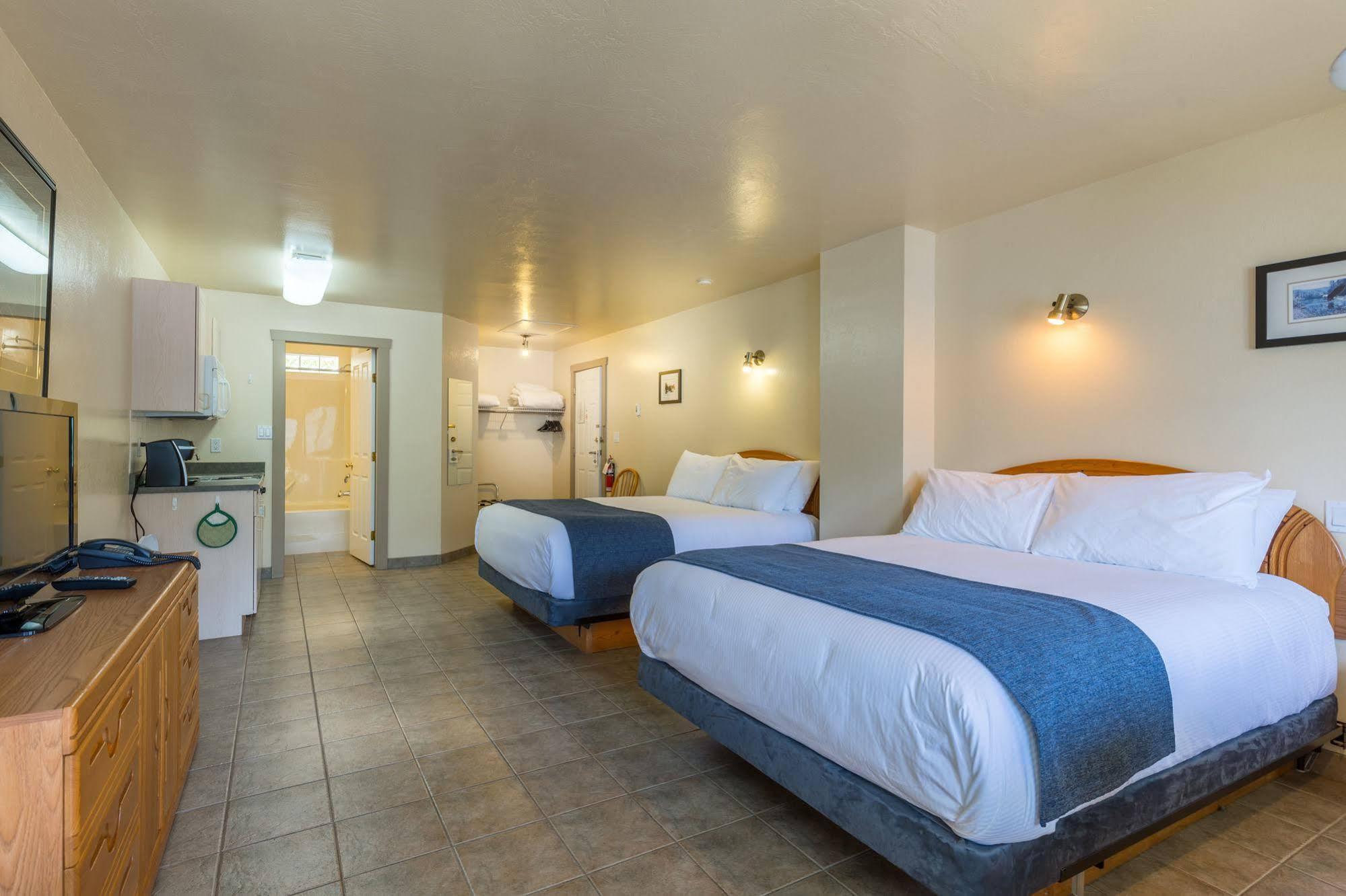 Bathgate Resort & Marina