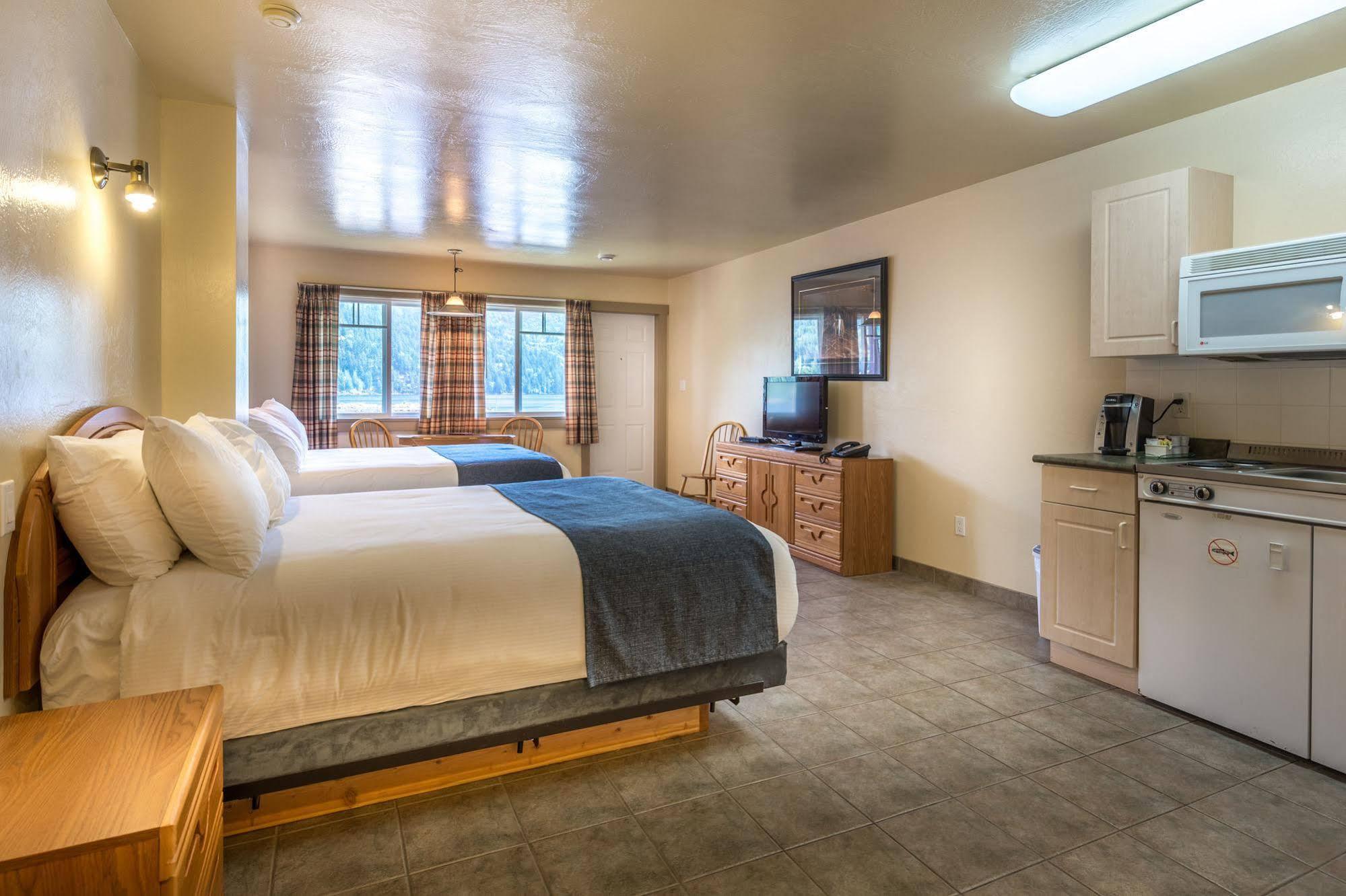 Bathgate Resort & Marina
