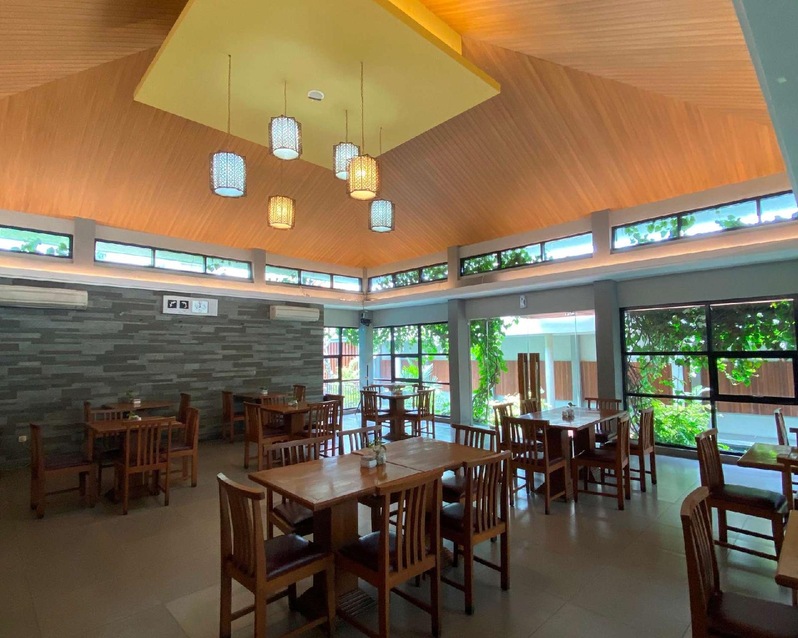 Grand Laguna Hotel & Villa