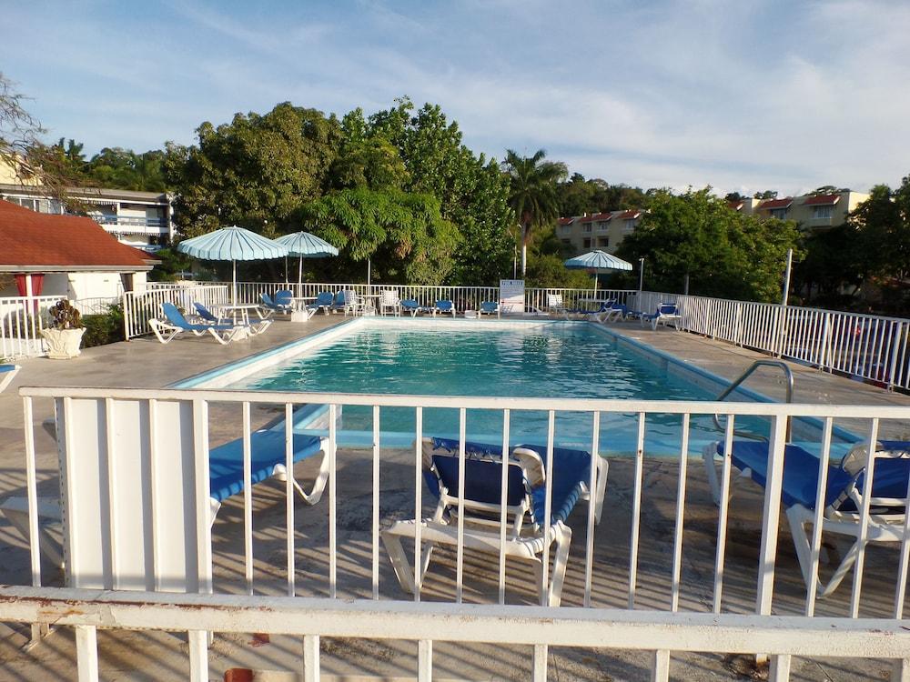 Rooms On The Hip Strip - Montego Bay