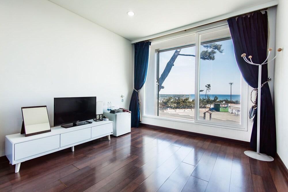 Pine Beach Hotel