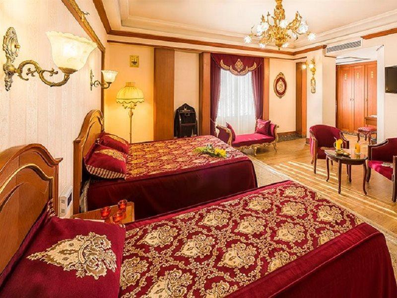 Ghasre Talaee Hotel
