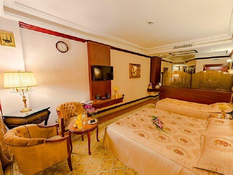 Ghasre Talaee Hotel