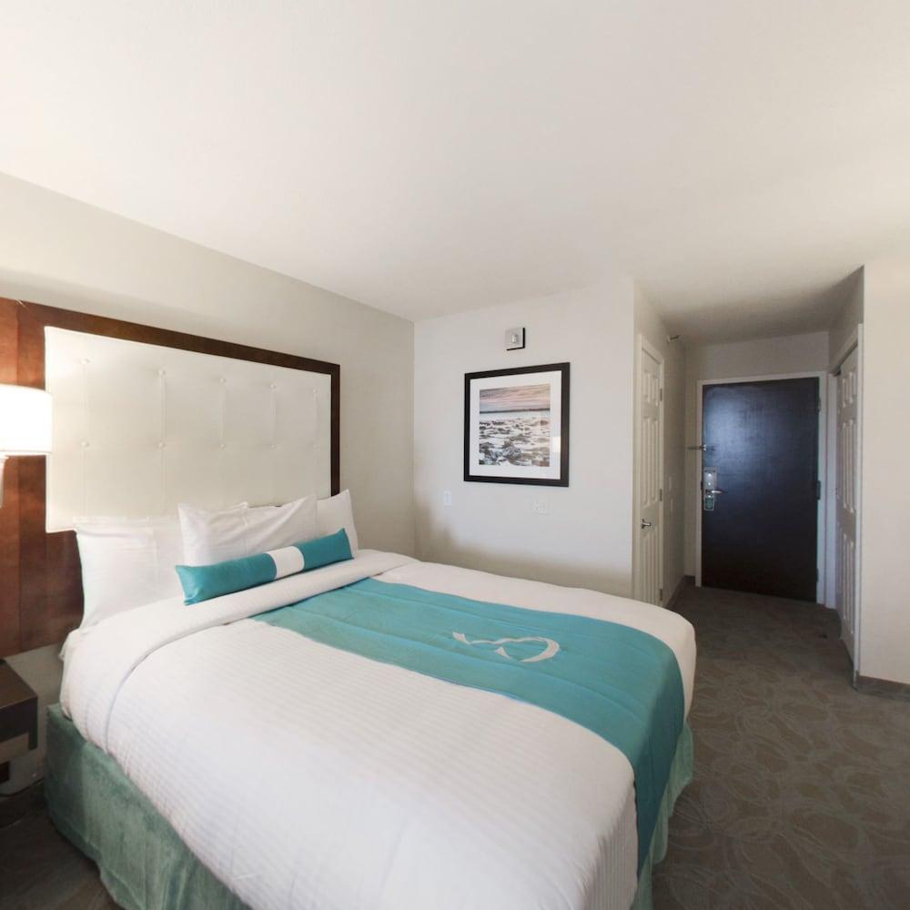 Aqua Blue Hotel