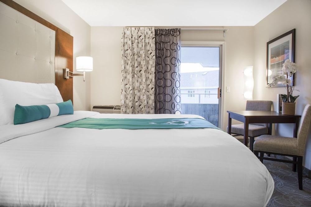Aqua Blue Hotel