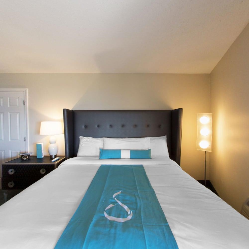 Aqua Blue Hotel