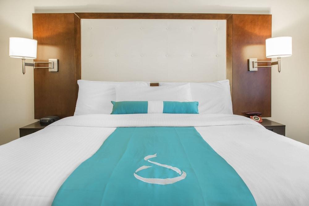 Aqua Blue Hotel