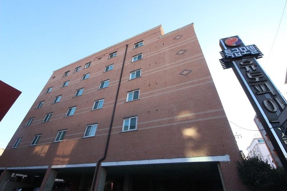 Utopia Motel