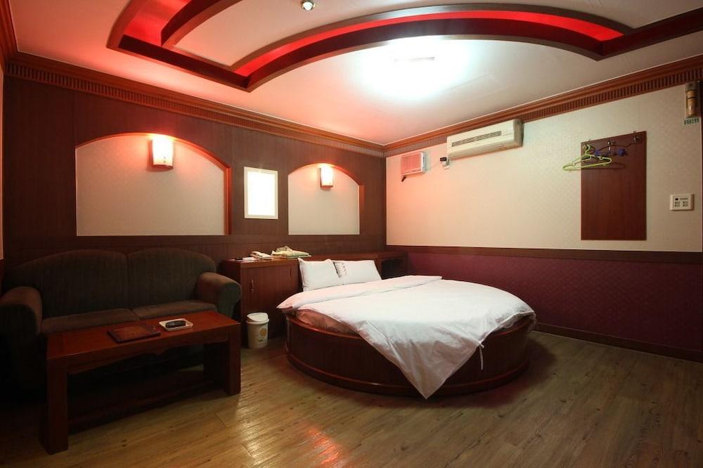 Utopia Motel