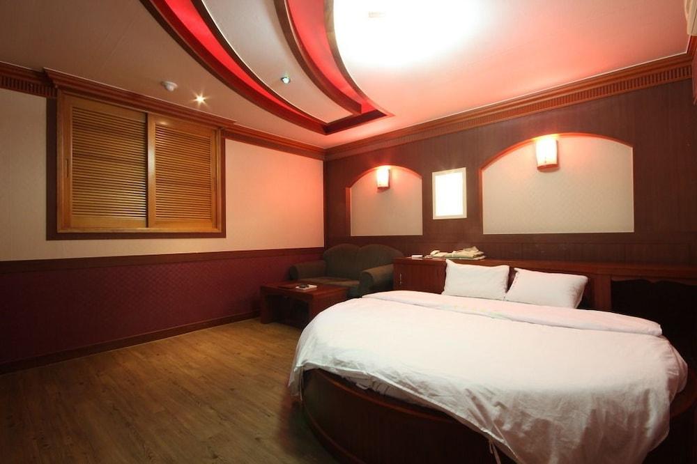 Utopia Motel