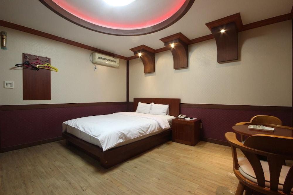 Utopia Motel