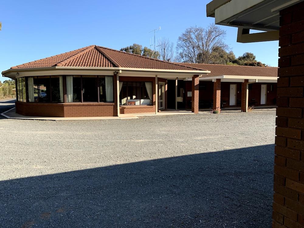 Kingswood Motel & Apartments