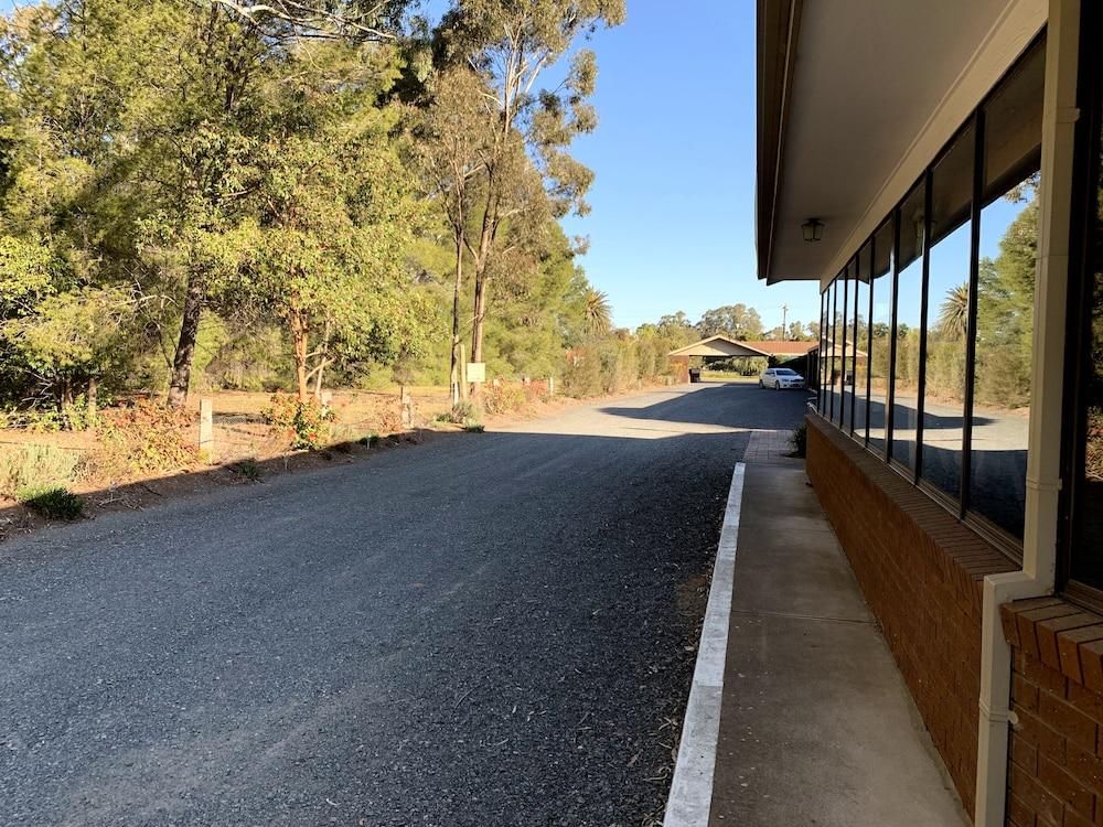 Kingswood Motel & Apartments