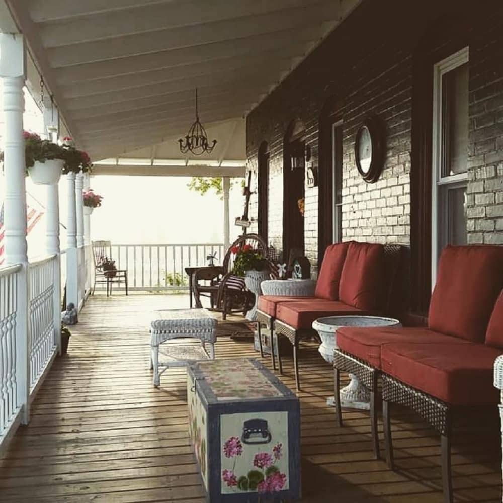 Applesauce Inn