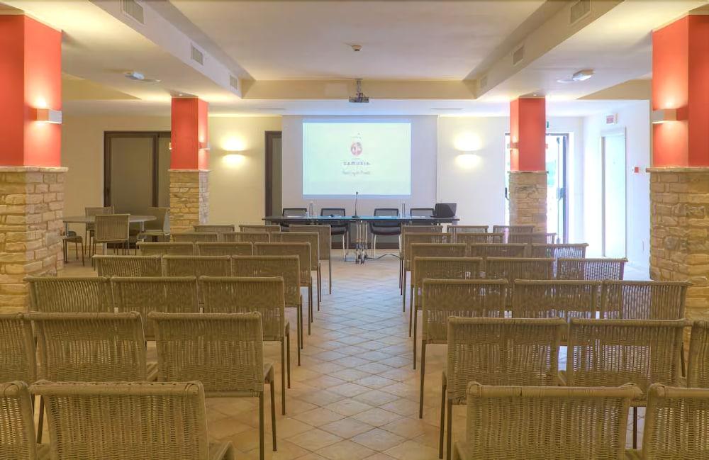 Villa Gens Camuria
