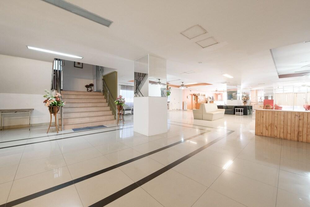 Inter Place by OYO Rooms