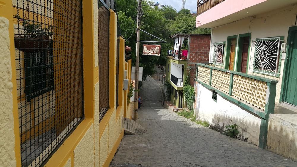 La Casa Amarela Hotel