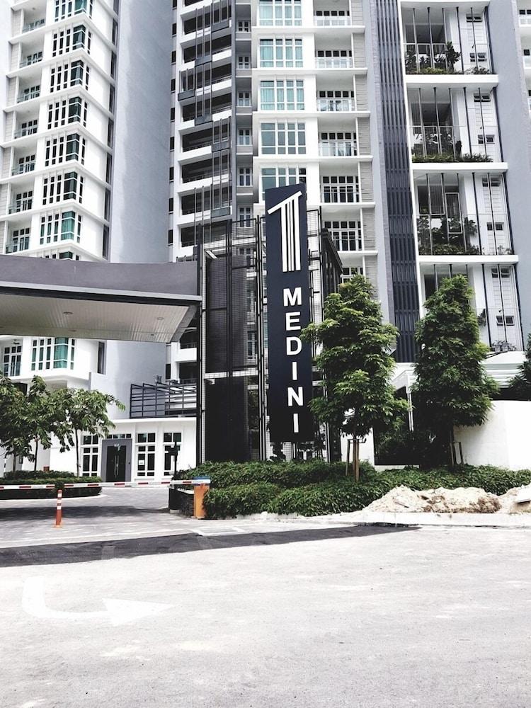Holi 1Medini Suites