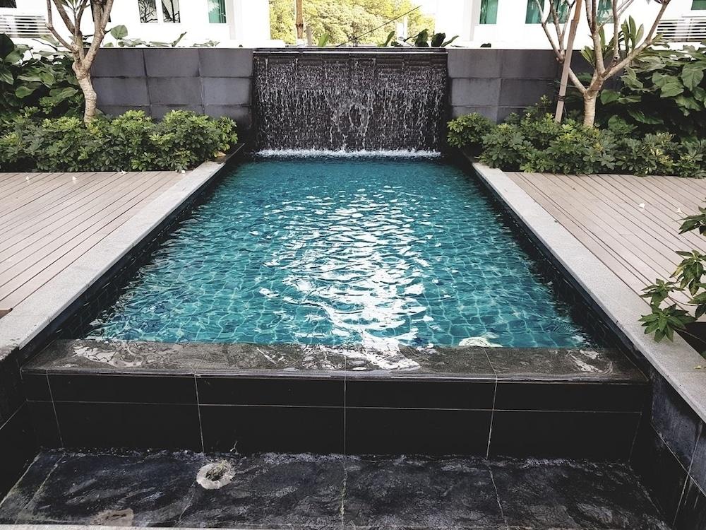 Holi 1Medini Suites