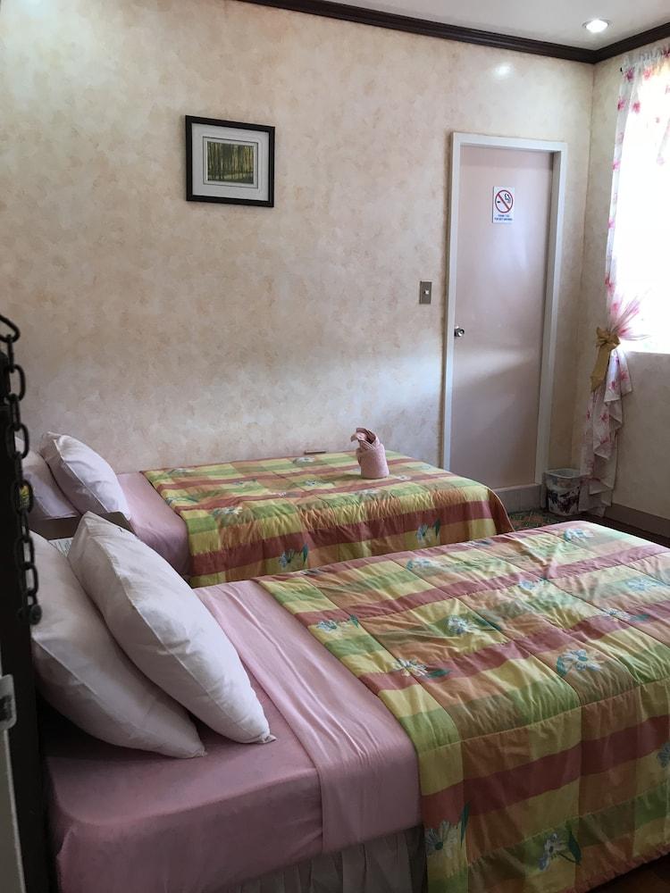 La Casa Roa Hostel