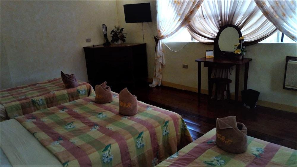 La Casa Roa Hostel