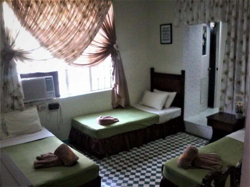 La Casa Roa Hostel