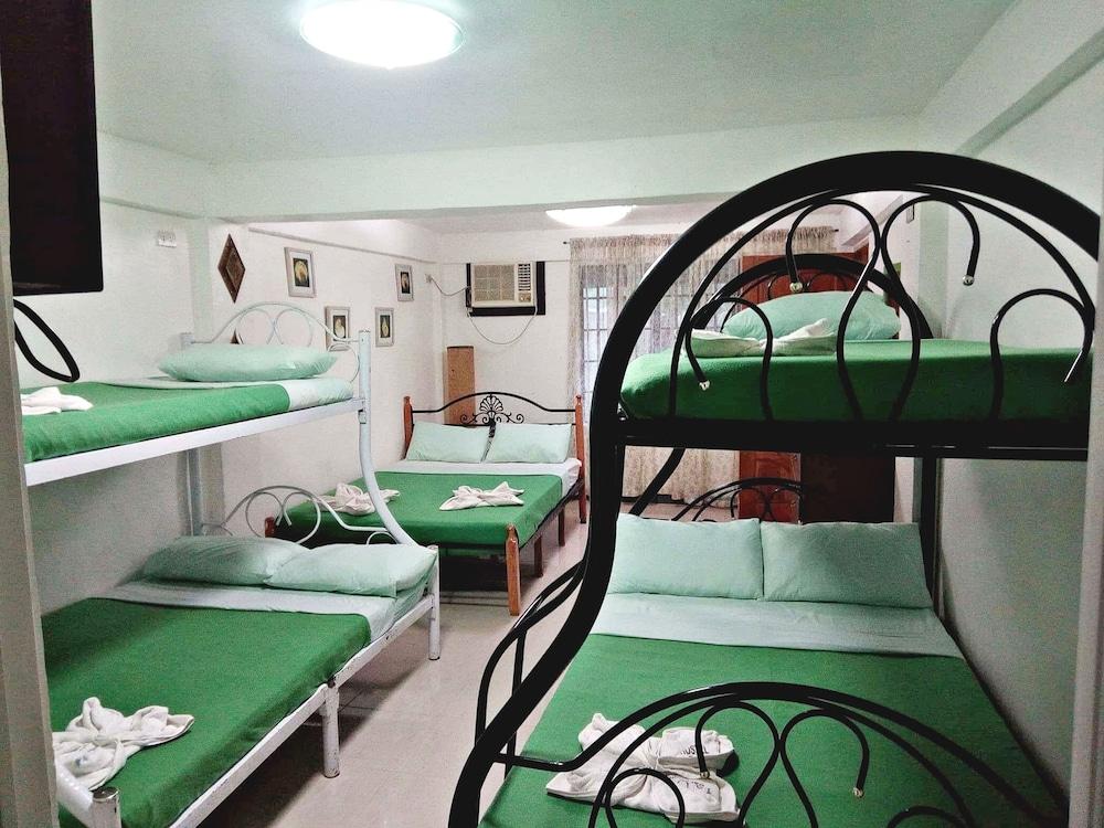 La Casa Roa Hostel