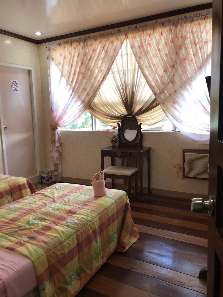 La Casa Roa Hostel