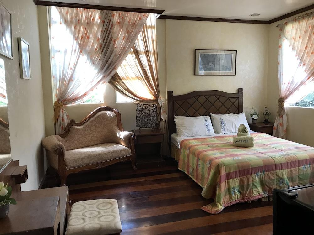 La Casa Roa Hostel