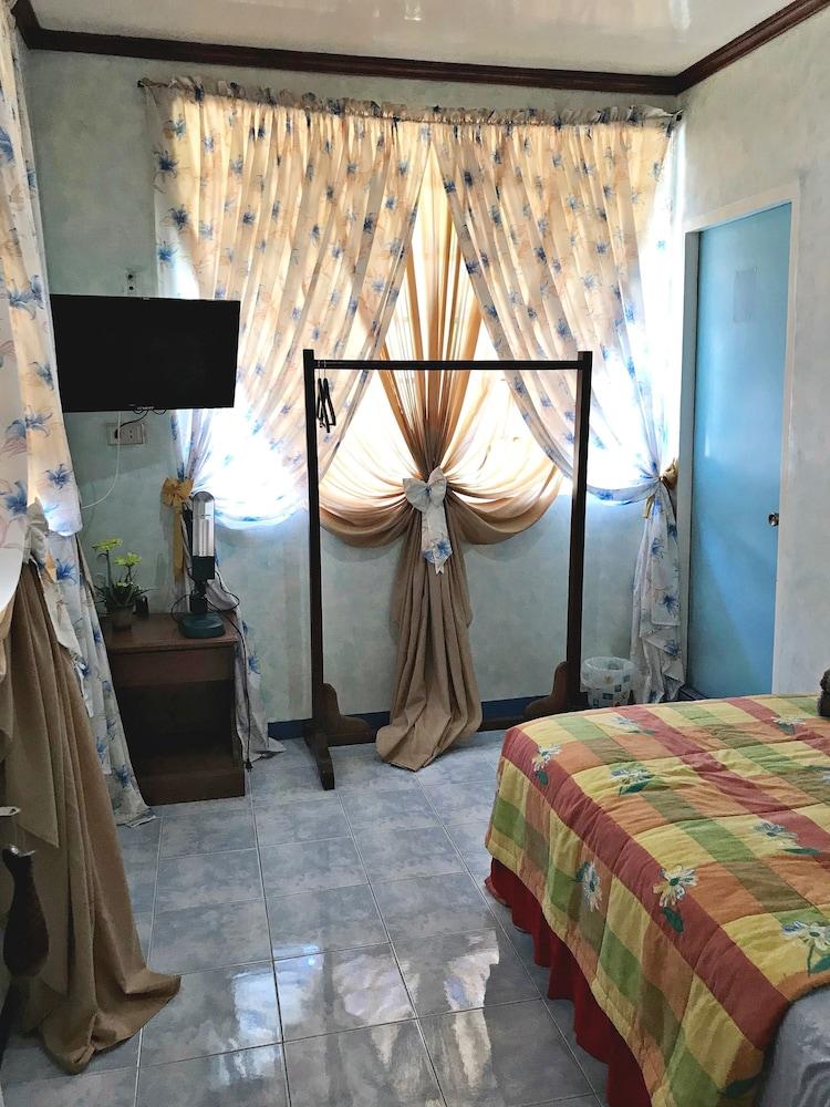 La Casa Roa Hostel