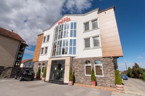 Stari Krovovi Hotel